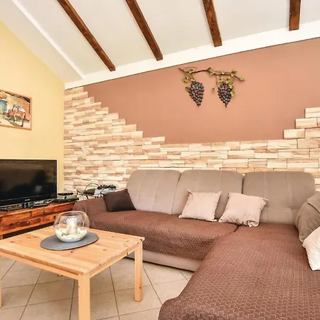 Holiday home Amazing In With Sauna Vojnic Sinjski