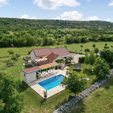 Holiday home Amazing In With Sauna Vojnic Sinjski